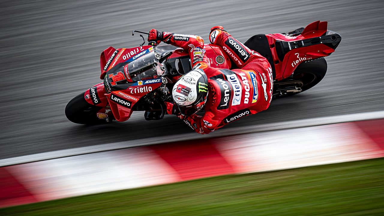 Desportos Motorizados. Mota em pista de corrida.