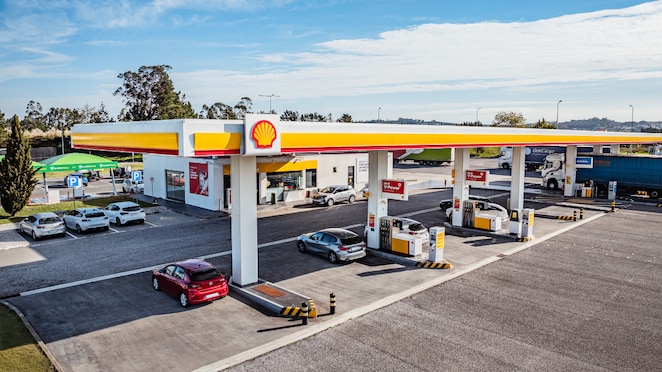 Quem somos. Funcionário Shell com logo visível.