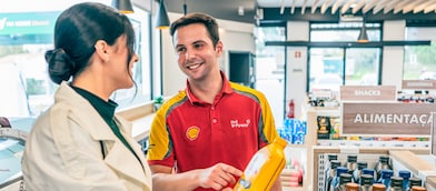 Cliente a abastecer o carro com combustível.