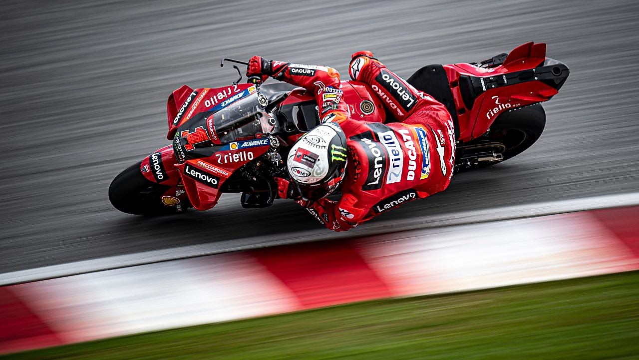 Desportos Motorizados. Mota em pista de corrida.