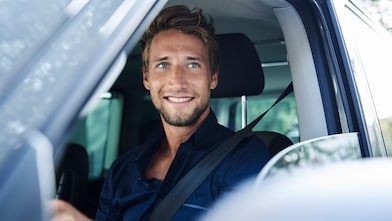 Pessoa a conduzir um automóvel.