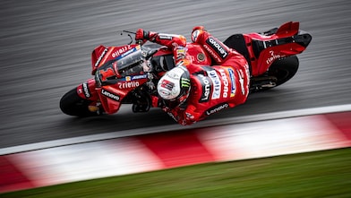 Desportos Motorizados. Mota em pista de corrida.