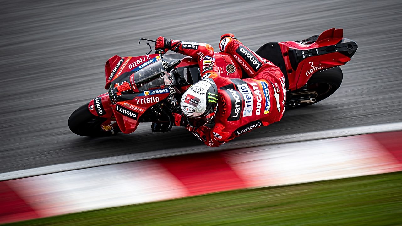 Desportos Motorizados. Mota em pista de corrida.