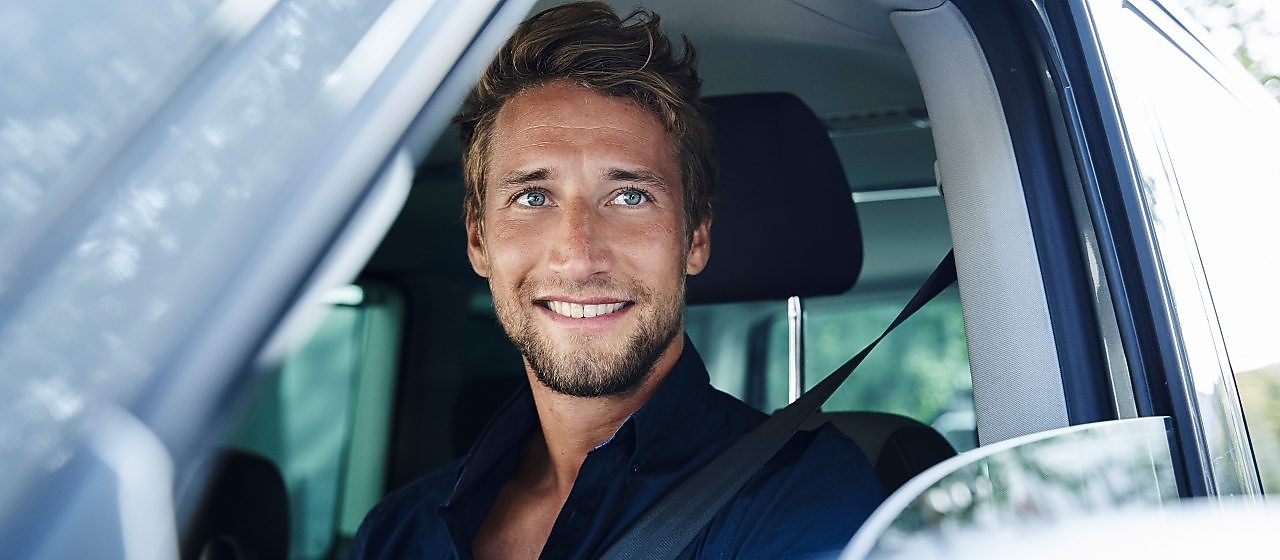 Pessoa a conduzir um automóvel.