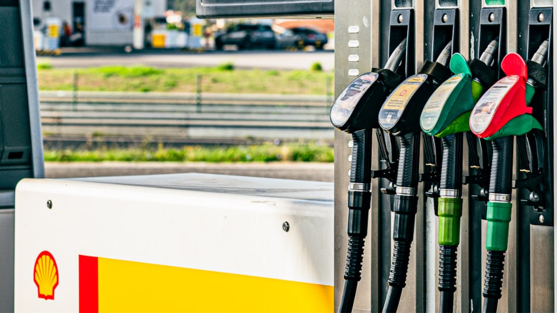 Carro em posto de abastecimento Shell com Shell V-Power.