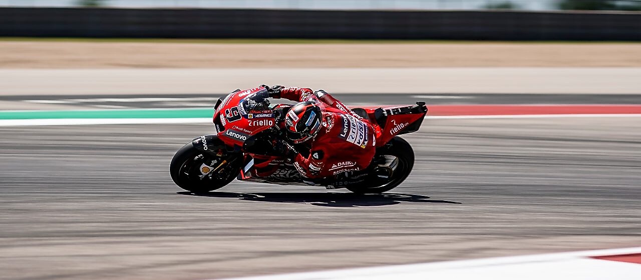 Mota em pista de corrida