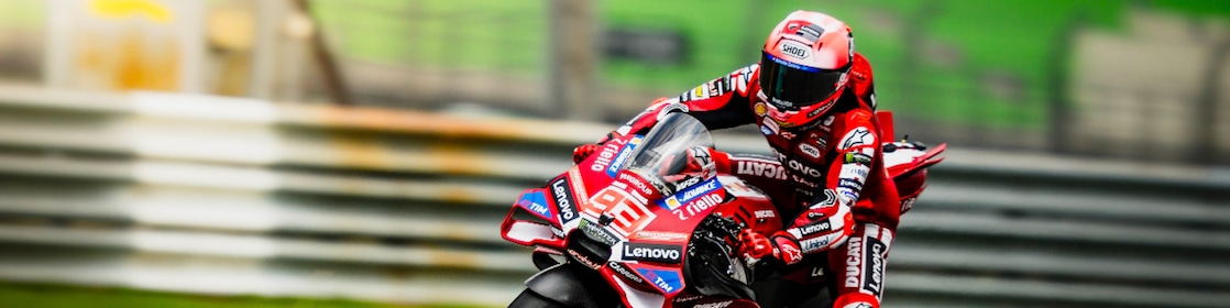 Mota em pista de corrida