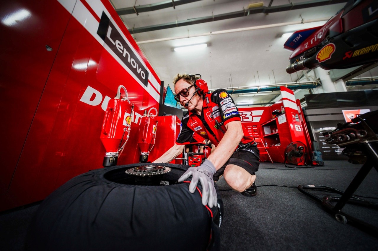 Andrea voa através do MotoGP espanhol
