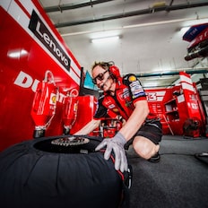 Andrea voa através do MotoGP espanhol
