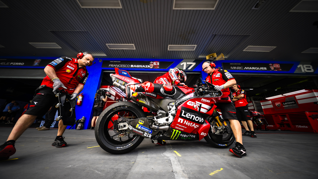 Andrea voa através do MotoGP espanhol