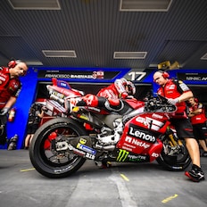 Andrea voa através do MotoGP espanhol