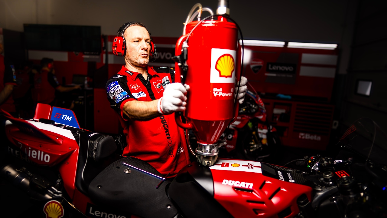 Pilotos da Ducati que correm perto de Espanha