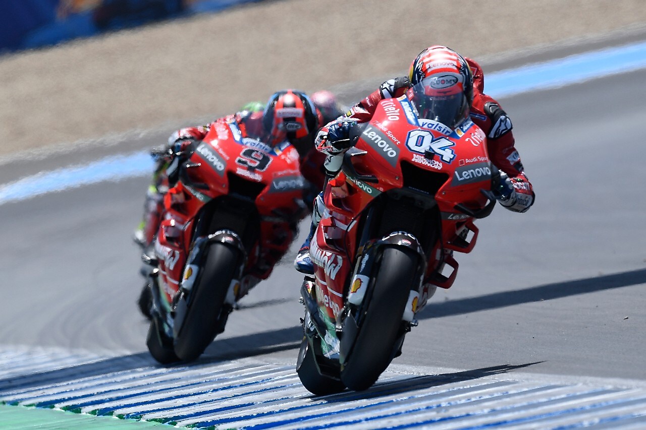 Dois homens a correr um contra o outro