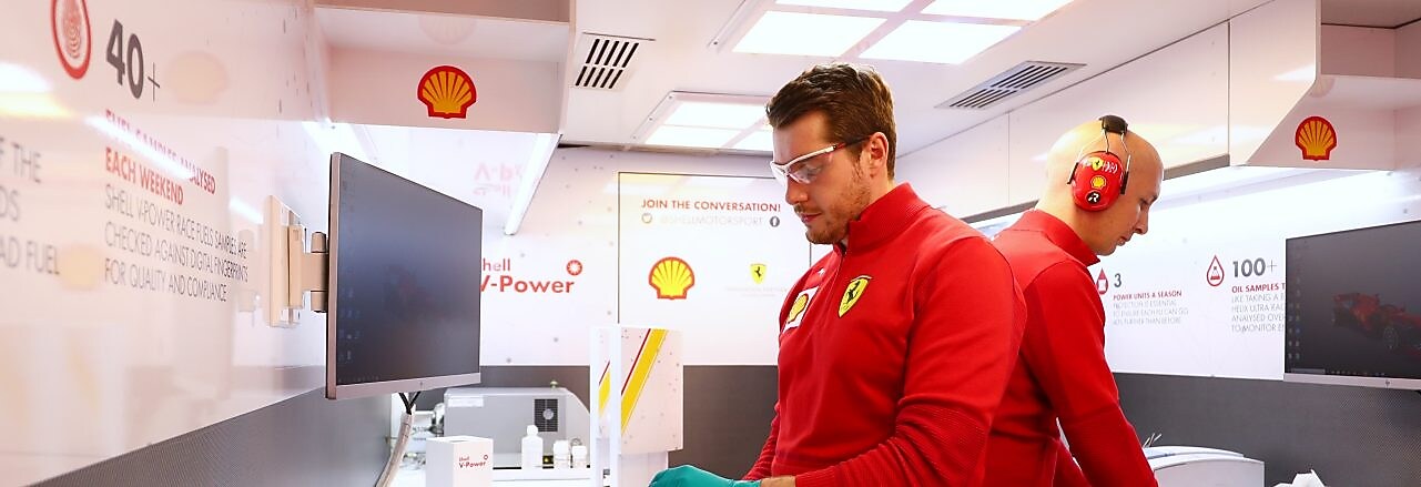 Dois cientistas que trabalham em laboratório