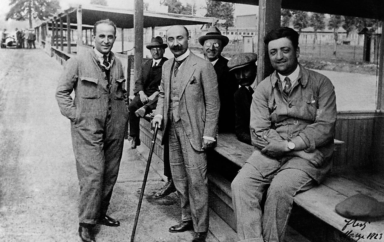 Grupo de homens a sorrir na década de 1930