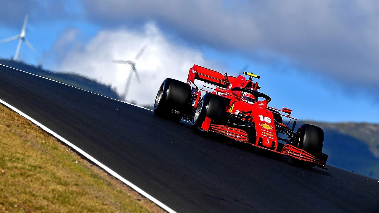 Ferrari automóvel na pista de corridas