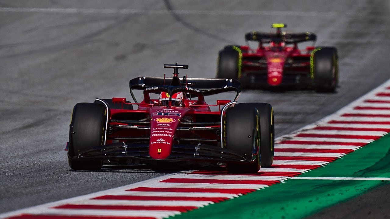 Dois carros na pista de corridas