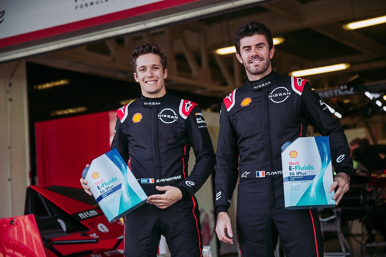 Sacha Fenestraz e Norman Nato segurando a embalagem E-Fluids Shell