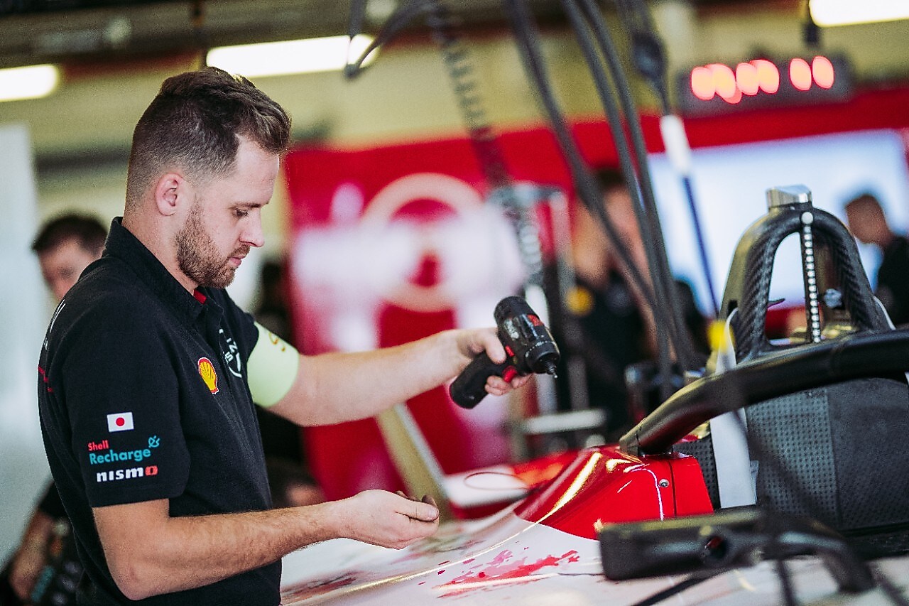 Técnico de Fórmula E da Nissan a trabalhar no automóvel