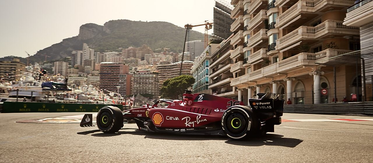 Carro Scuderia Ferrari na pista de corrida