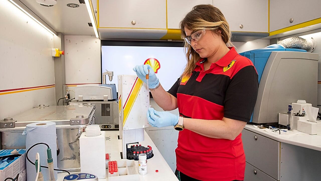 Camião com produtos Shell V-Power