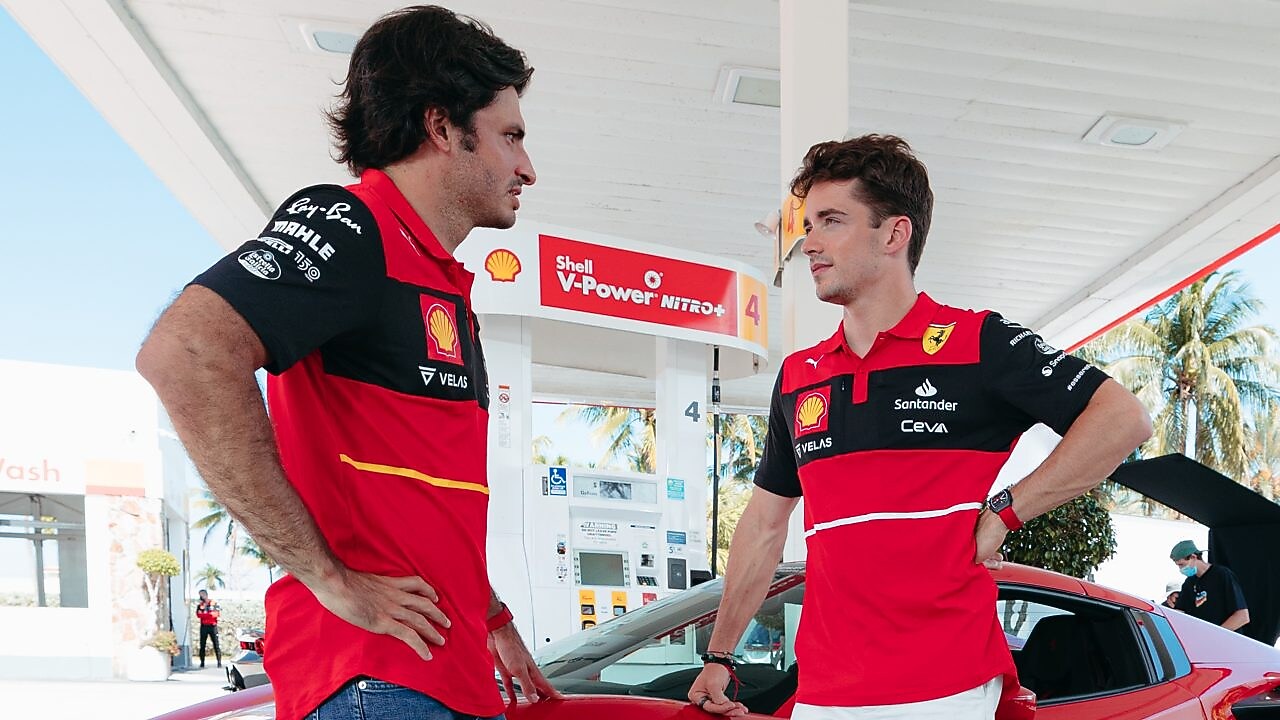 Dois funcionários Shell a conversar num posto de abastecimento Shell