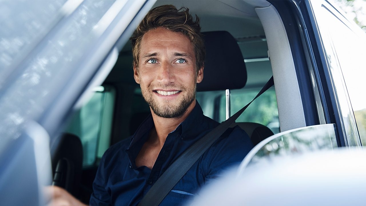 Pessoa a conduzir um automóvel.