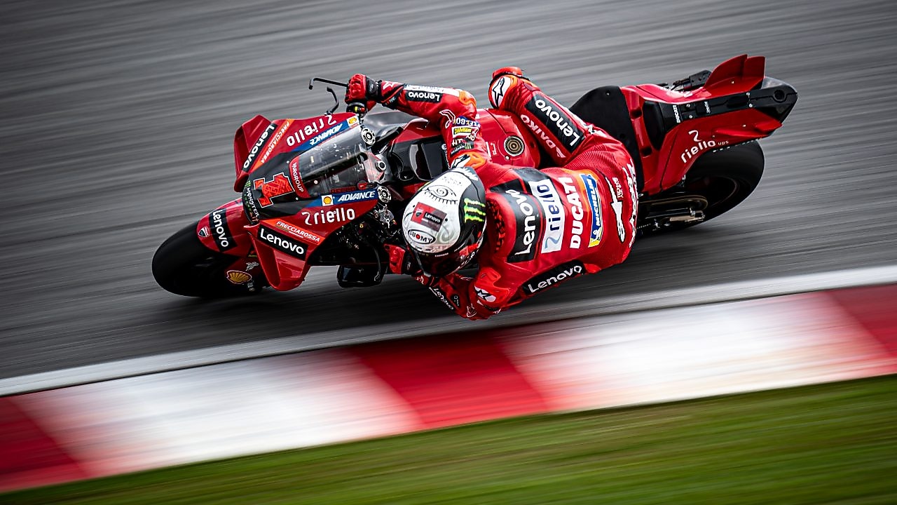 Desportos Motorizados. Mota em pista de corrida.
