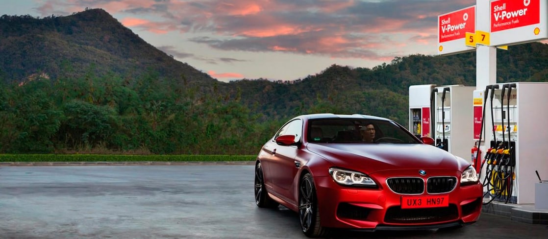 Carro em posto de abastecimento Shell com Shell V-Power.