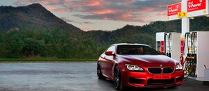 Carro em posto de abastecimento Shell com Shell V-Power.