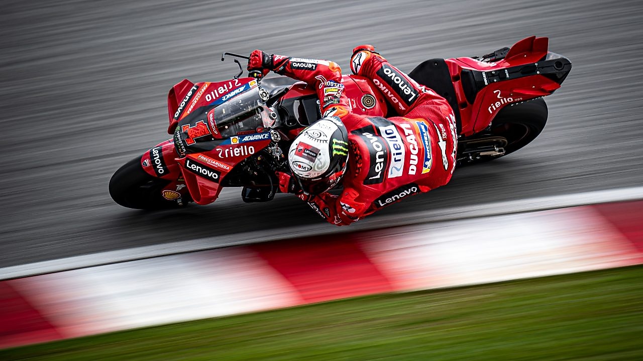 Desportos Motorizados. Mota em pista de corrida.