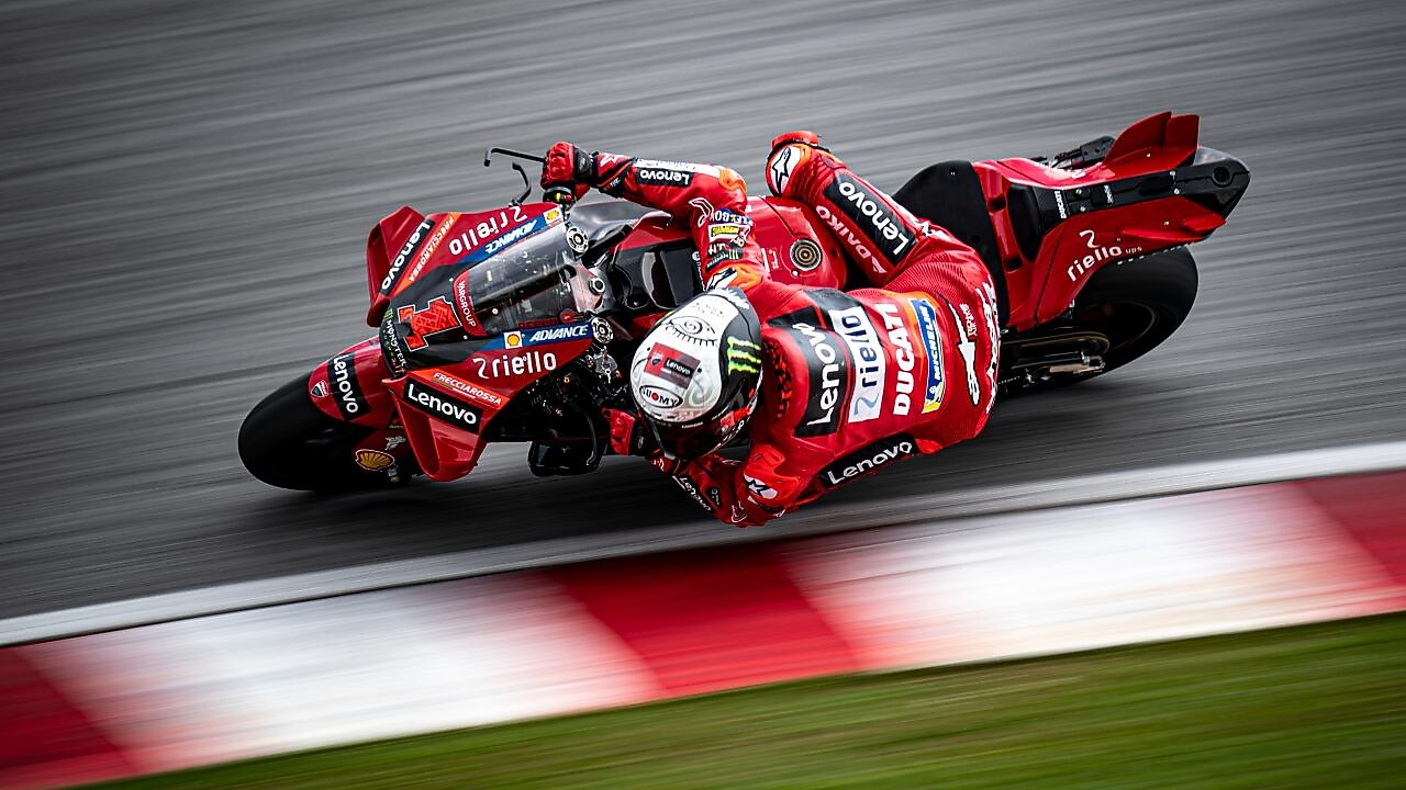 Desportos Motorizados. Mota em pista de corrida.